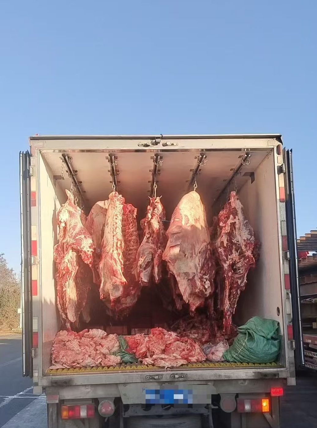 冷藏肉钩车厢装车实拍